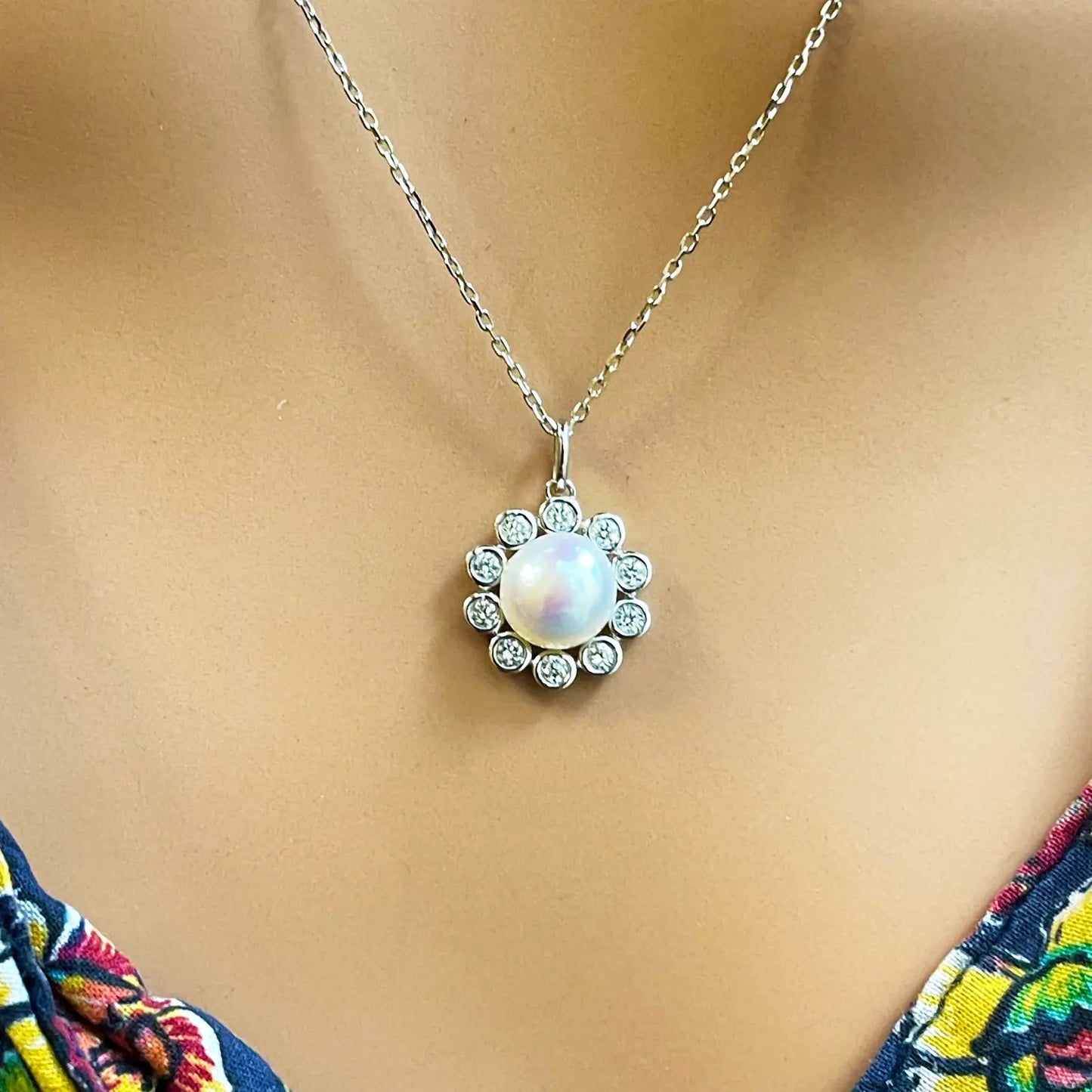 14ct White Gold Pearl & Round Diamond Framed Pendant Necklace 2.37ct