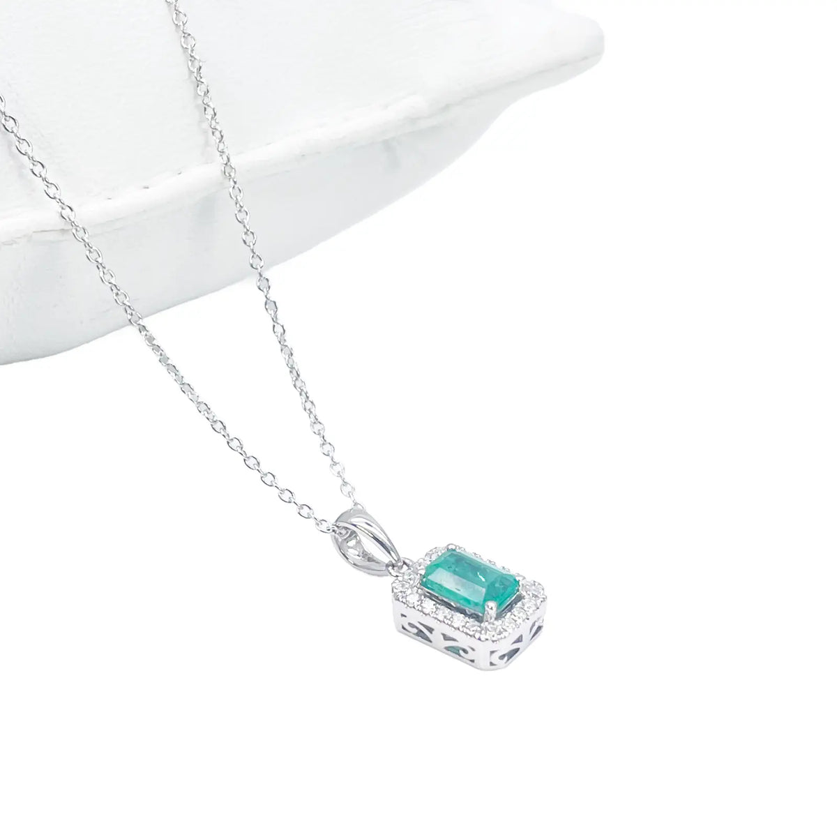 18ct Gold Necklace Natural Diamond/Emerald Round & Emerald Cut Halo Pendant 0.60ct