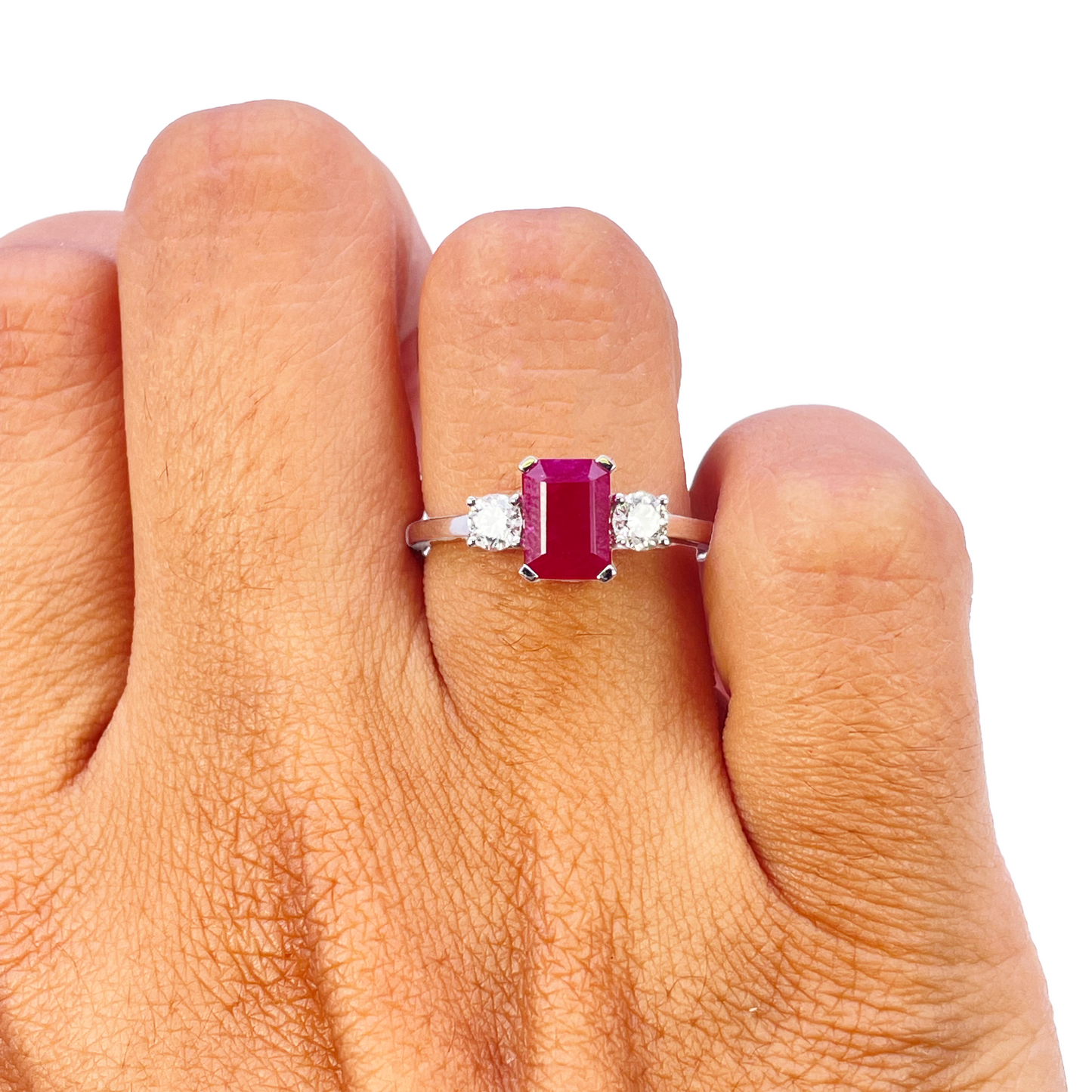 18 Karat Weißgold Ring mit natürlichem Smaragdschliff Rubin & runden Diamanten, Trilogie, 1,45 Karat