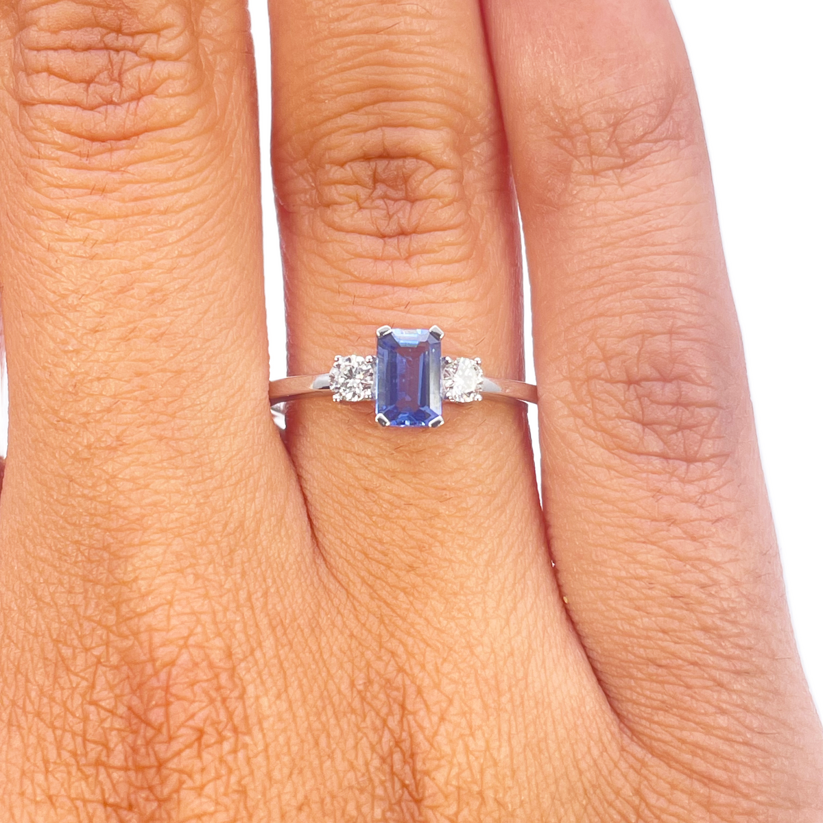 18 Karat Gold Saphir Diamant Ring Natur Rund & Smaragdschliff Drei-Stein 0,80 Karat