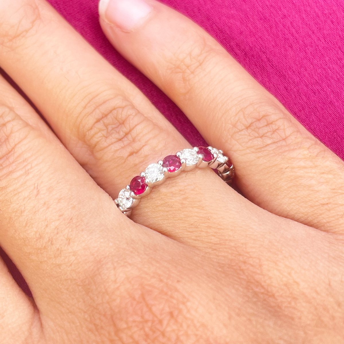 18 Karat Gold Natürlicher Runder Diamant & Rubin Halb-Eternity Stapelring 1,05 Karat