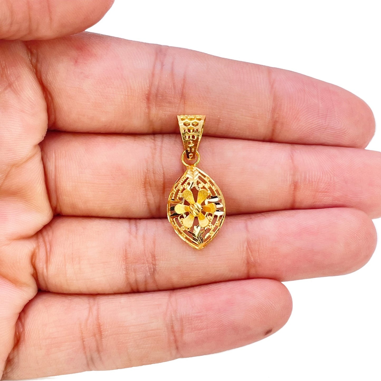 22ct Yellow Gold Diamond Cut Open Lattice Eye Shape Daisy Floral Pendant