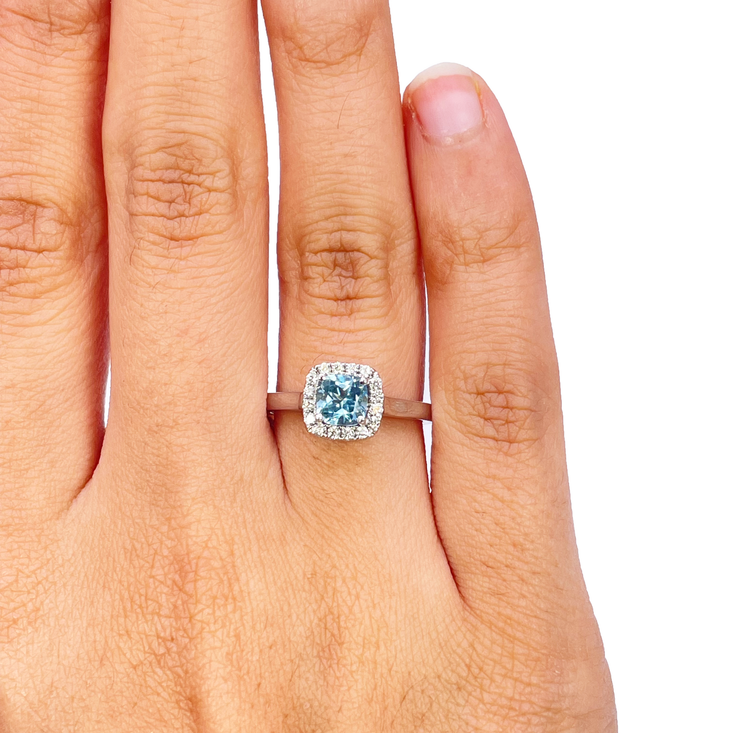 Ring aus 18 Karat Weißgold mit Aquamarin, Diamant-Halo und Kissenschliff, 0,70 ct