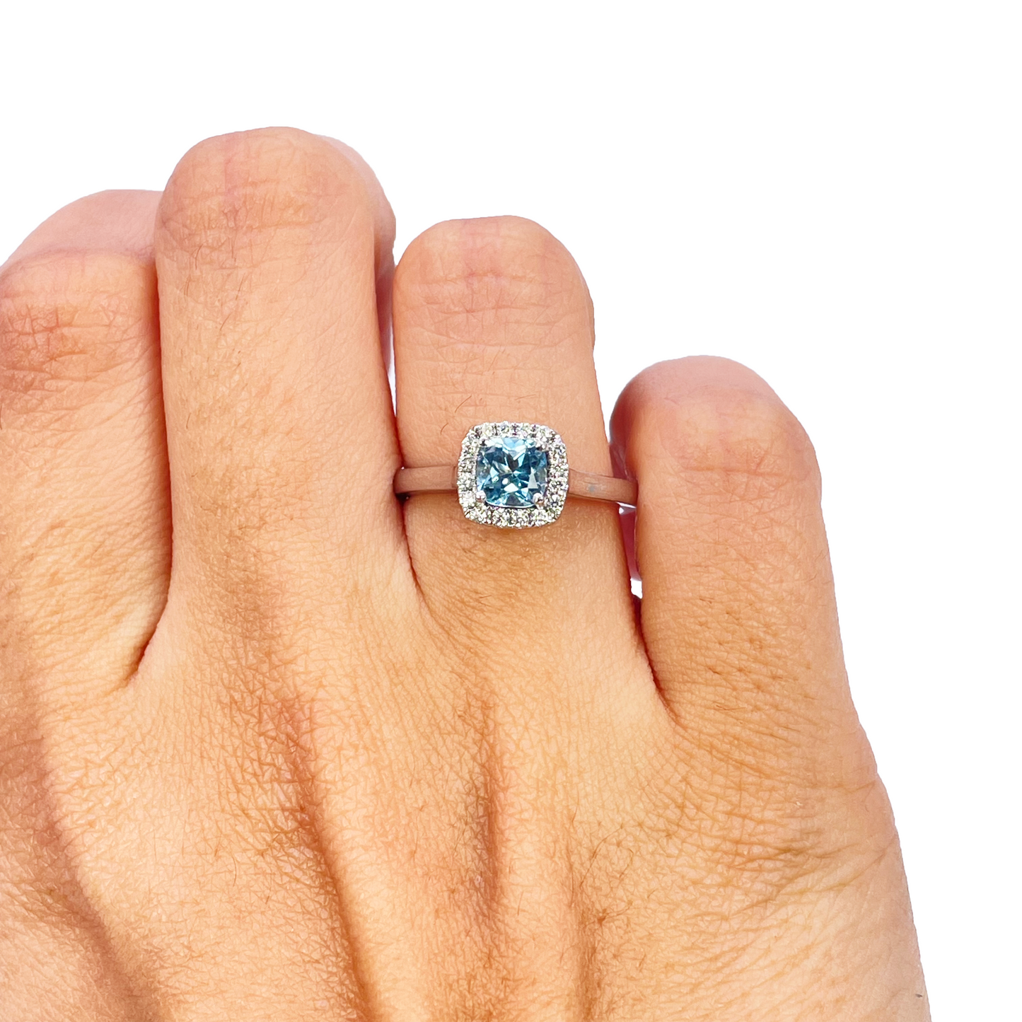 Ring aus 18 Karat Weißgold mit Aquamarin, Diamant-Halo und Kissenschliff, 0,70 ct