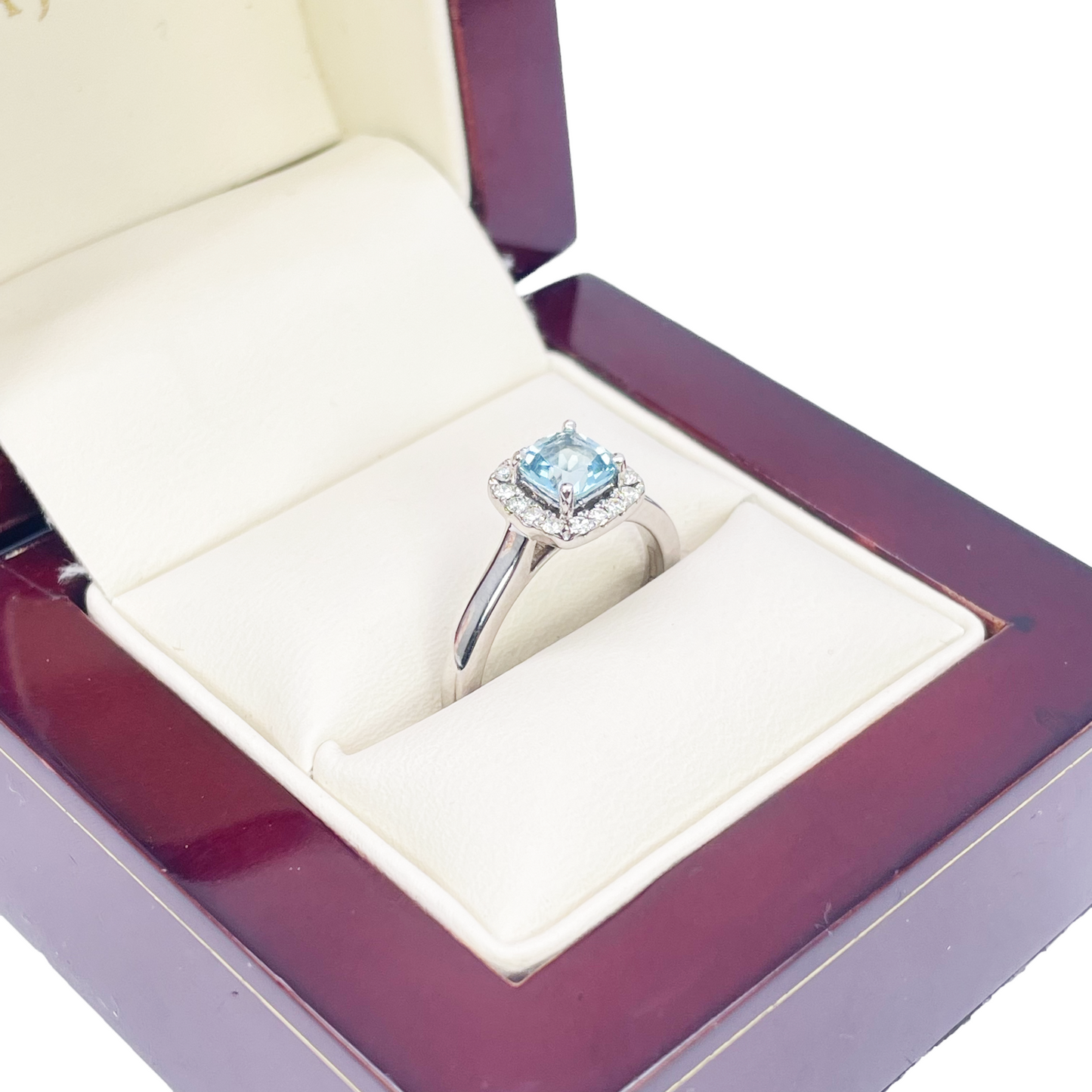 Ring aus 18 Karat Weißgold mit Aquamarin, Diamant-Halo und Kissenschliff, 0,70 ct