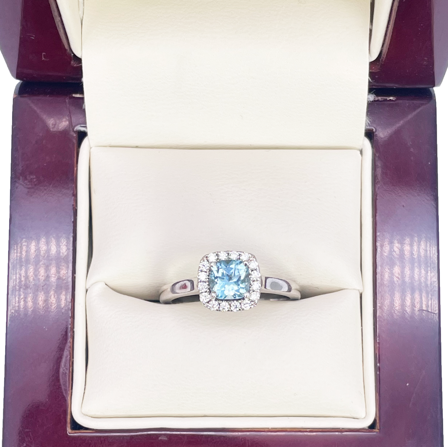 Ring aus 18 Karat Weißgold mit Aquamarin, Diamant-Halo und Kissenschliff, 0,70 ct