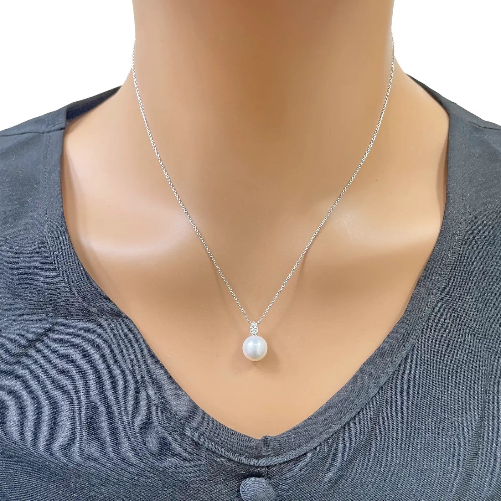 18ct Gold Natural Freshwater Pearl & Diamond Pendant Necklace 0.05ct 17 Inches 