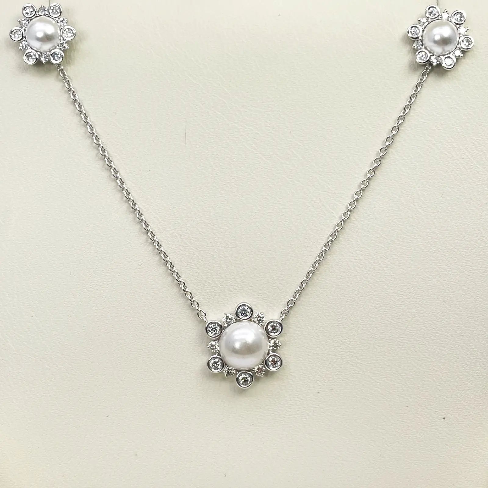 18ct White Gold Diamond & Freshwater Pearls Flower Necklace/Earrings Set 2.62ct 