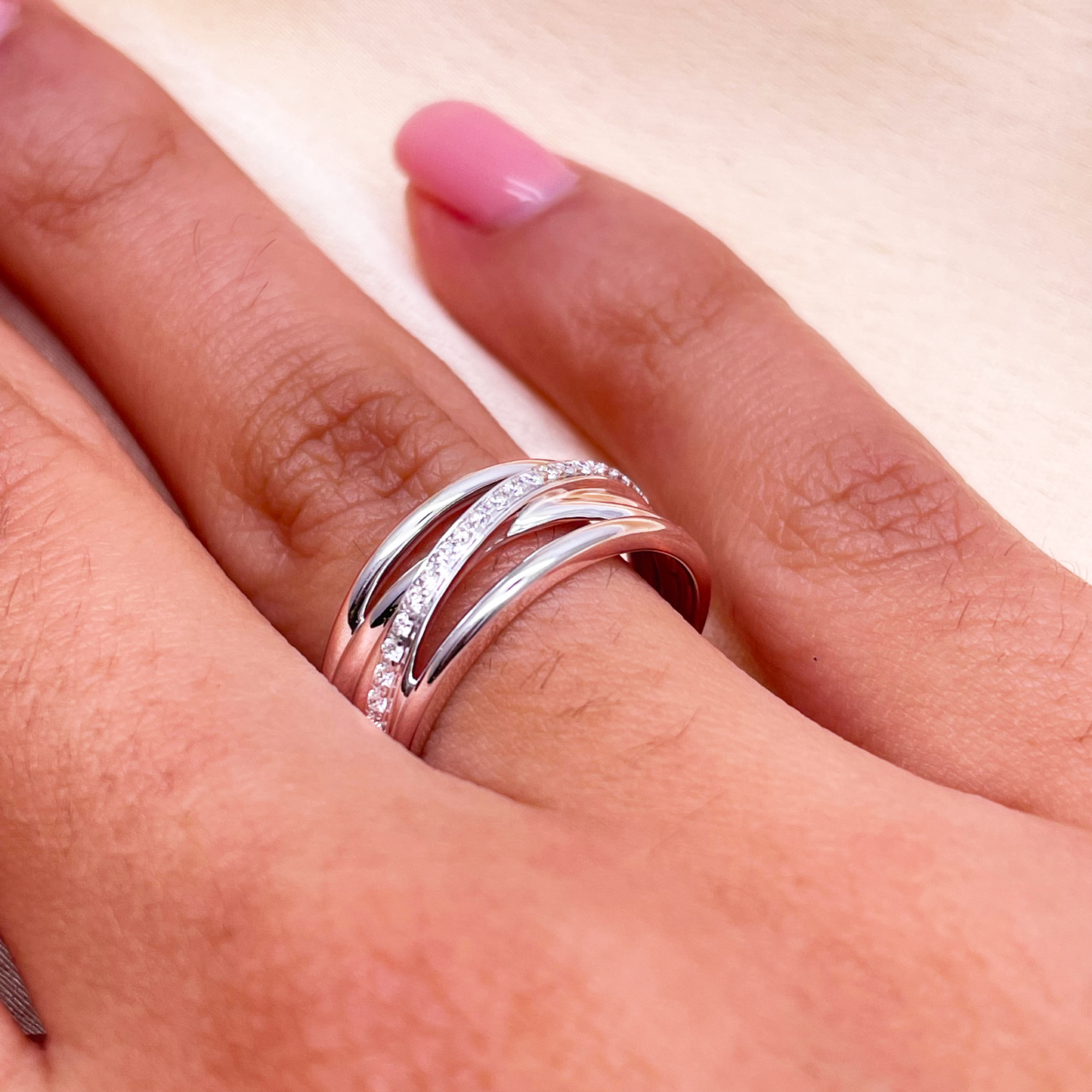 Halber Ehering aus 18 Karat Weißgold mit gekreuzten Diamanten, poliert, 0,12 Karat