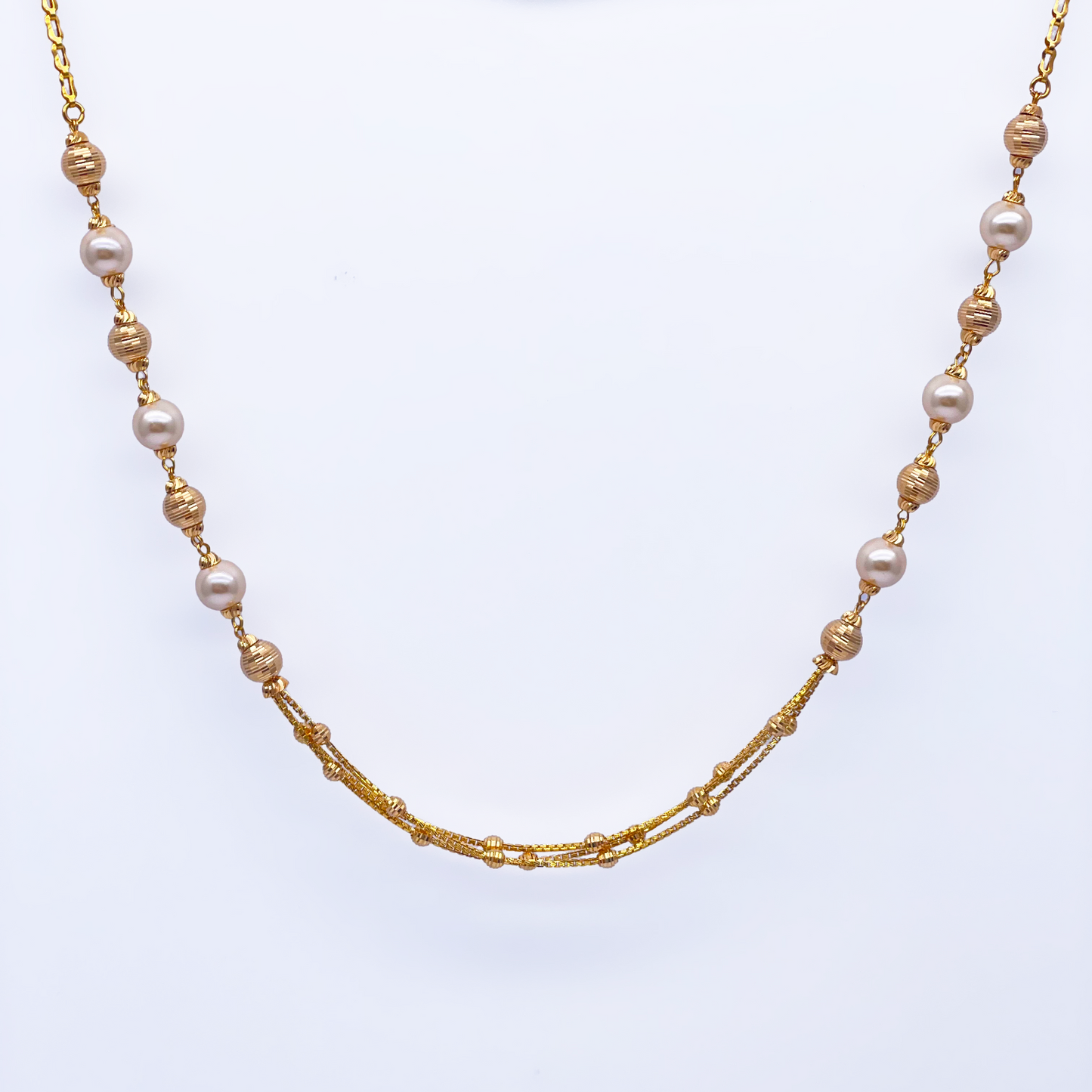 Halsketten- und Ohrring-Set aus 22 Karat Gelbgold mit Perlen und Diamantschliff-Kugeln in Lagenoptik