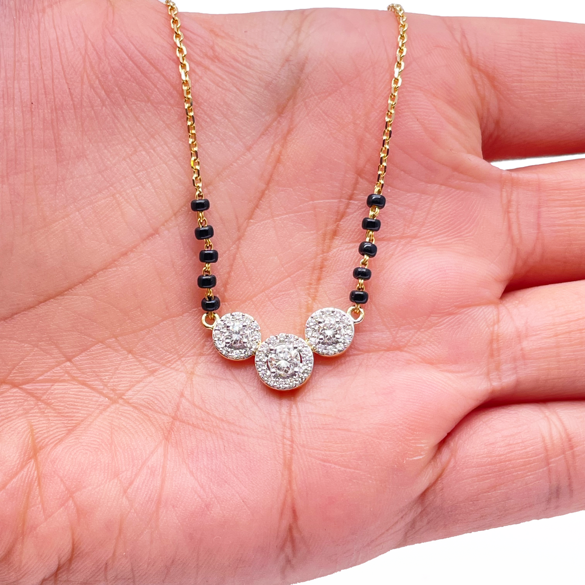 18 Karat Gelbgold Naturdiamant 0.62 Karat Dreifach-Halo-Anhänger Mangalsutra Halskette Punziert