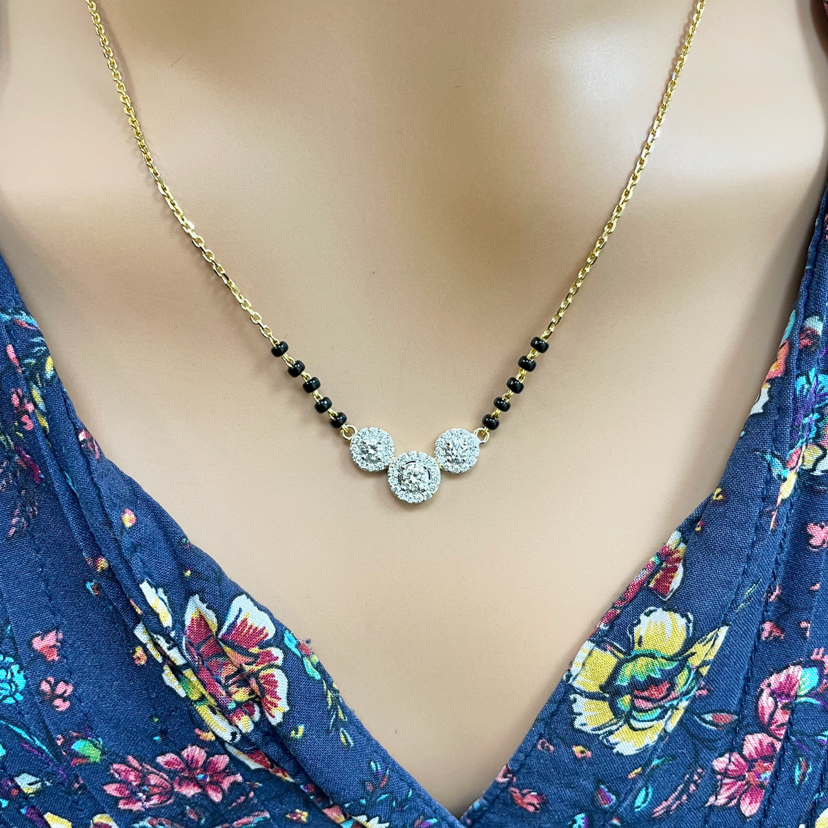 18 Karat Gelbgold Naturdiamant 0.62 Karat Dreifach-Halo-Anhänger Mangalsutra Halskette Punziert