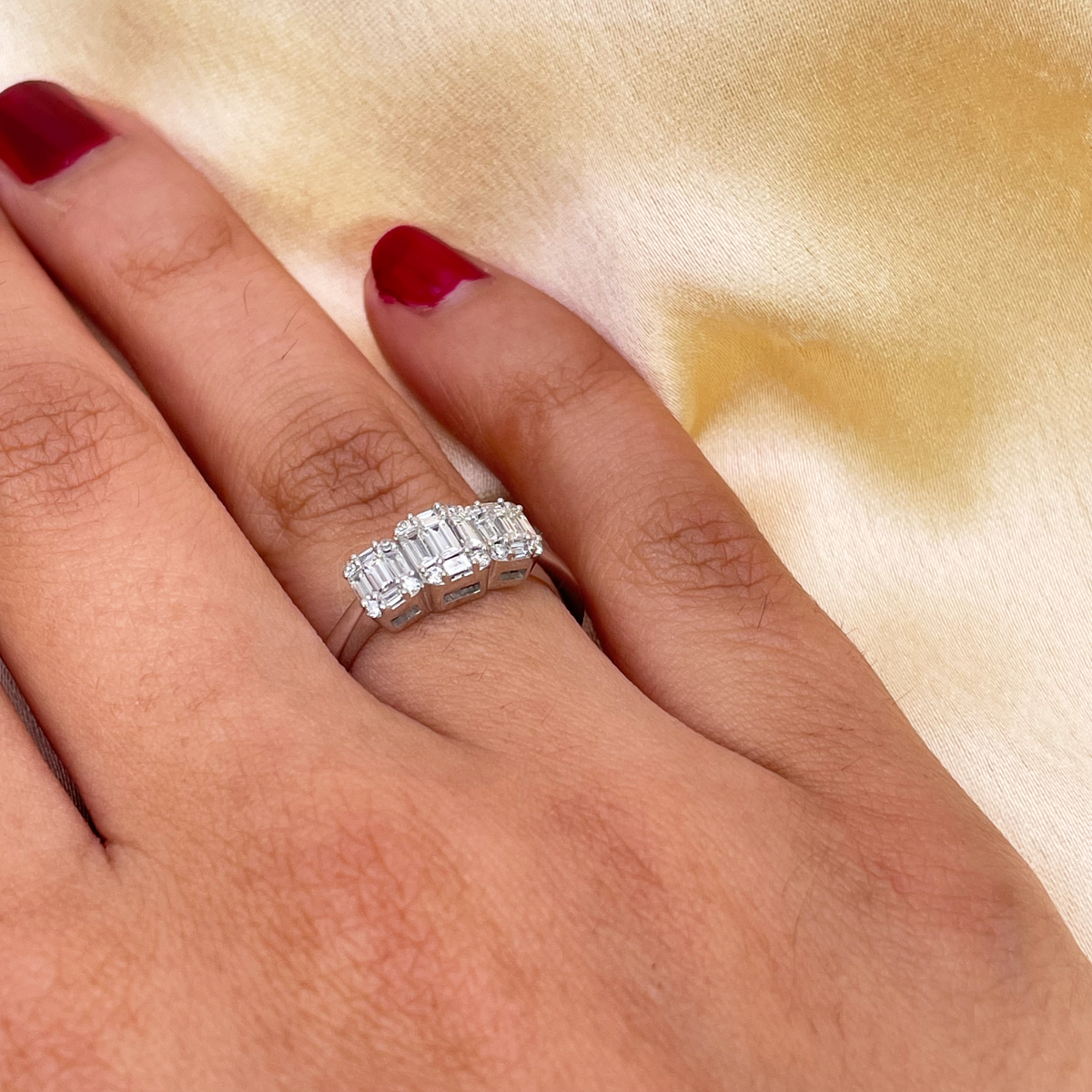 18 Karat Weißgold runder Diamant- und Baguetteschliff-Trilogie-Ring 0,58 ct