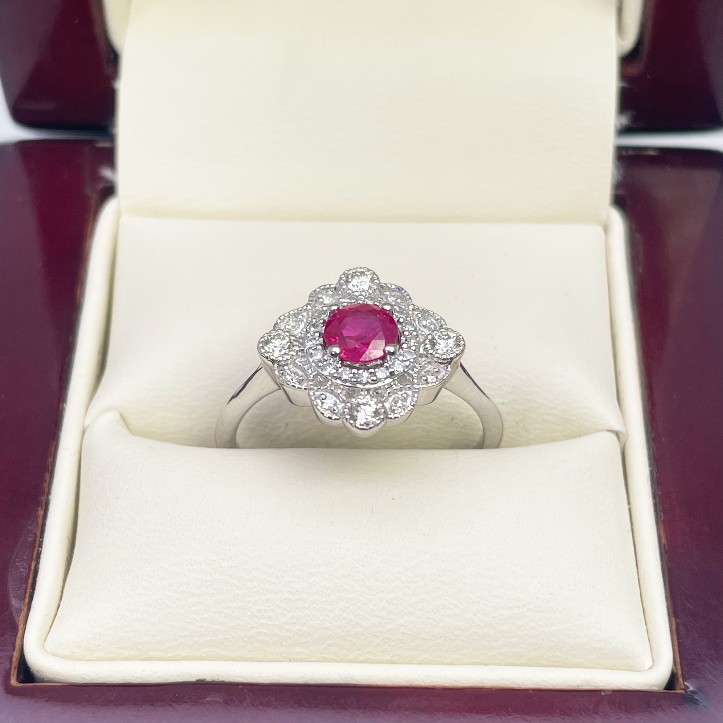 14 Karat Weißgold runder Rubin- & Diamant-Cluster-Ring mit Milgrain, 0.72 Karat