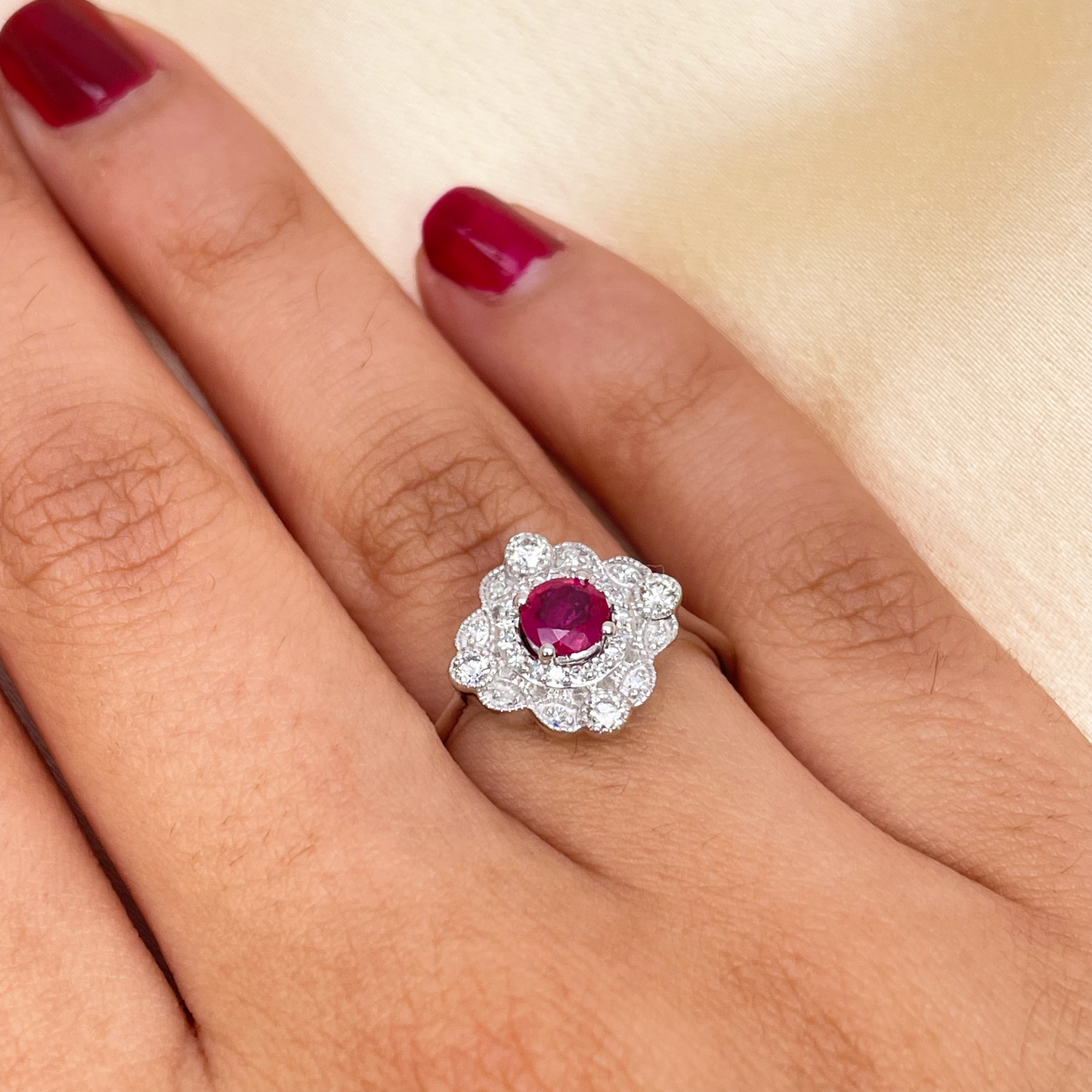 14 Karat Weißgold runder Rubin- & Diamant-Cluster-Ring mit Milgrain, 0.72 Karat