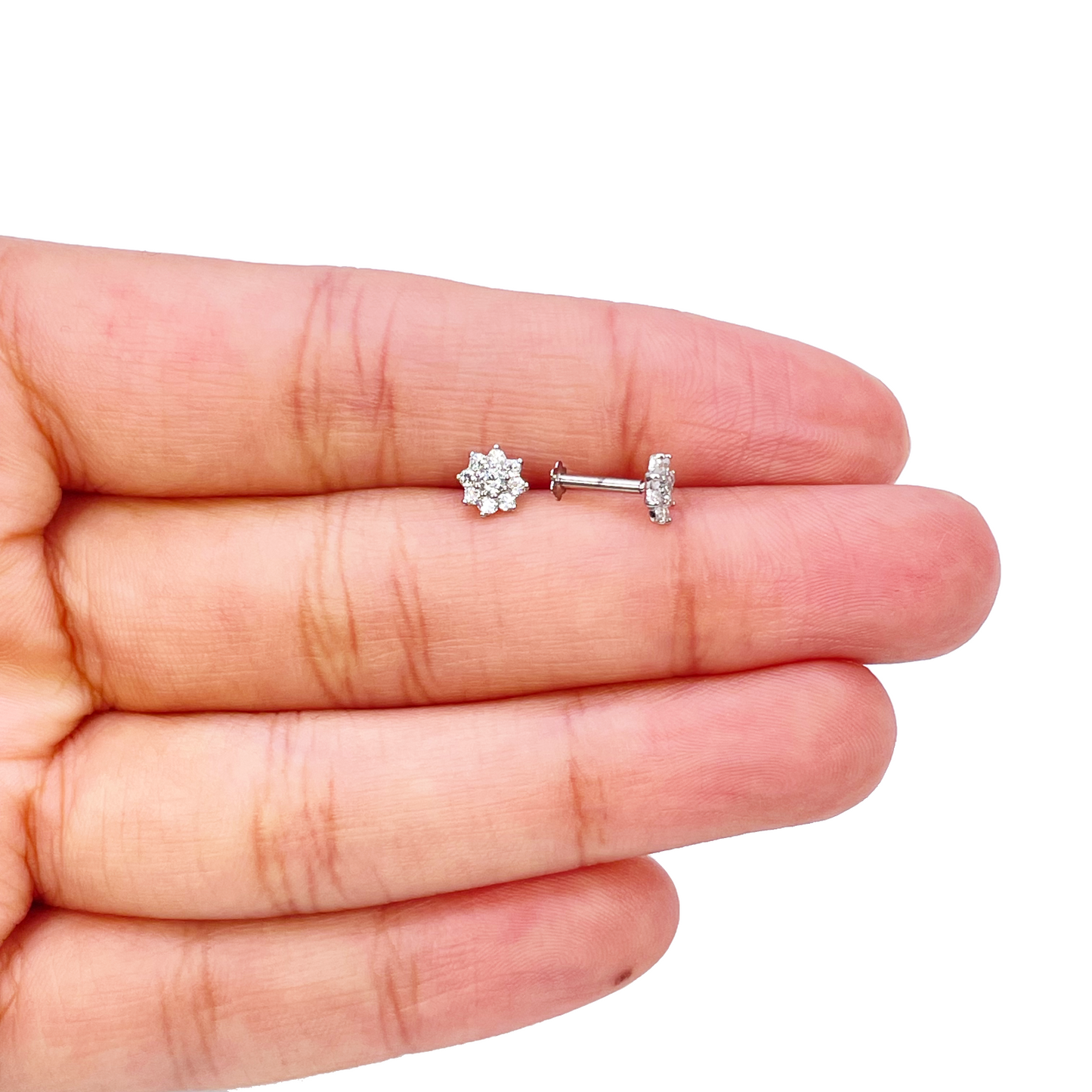18 Karat Weißgold Wunderschöne Ohrringe für Kinder mit achtblättrigem Blumenmuster und Zirkonia, 5,5 mm Länge