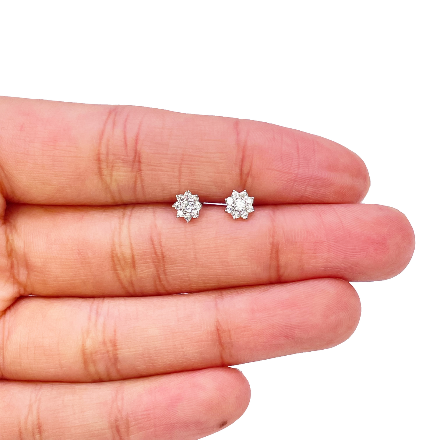 18 Karat Weißgold Wunderschöne Ohrringe für Kinder mit achtblättrigem Blumenmuster und Zirkonia, 5,5 mm Länge
