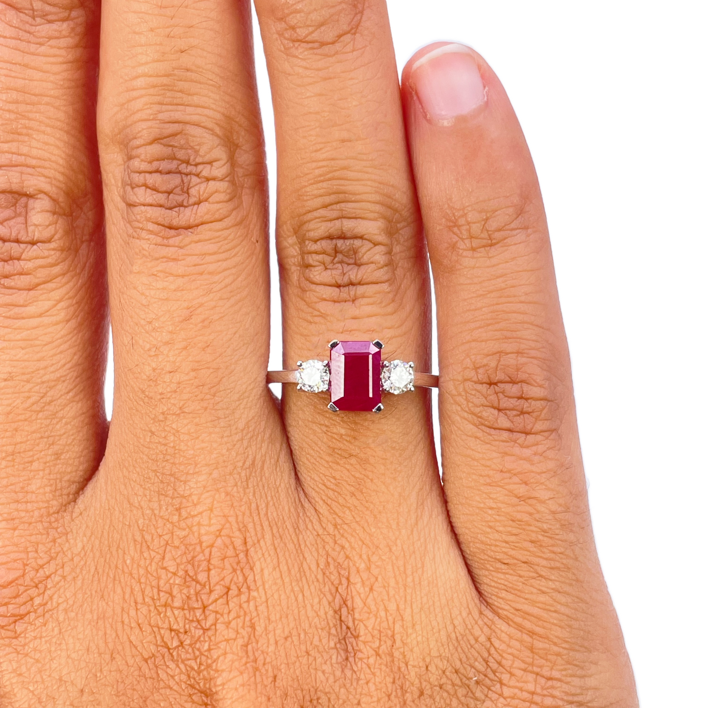 18 Karat Weißgold Ring mit natürlichem Smaragdschliff Rubin & runden Diamanten, Trilogie, 1,45 Karat