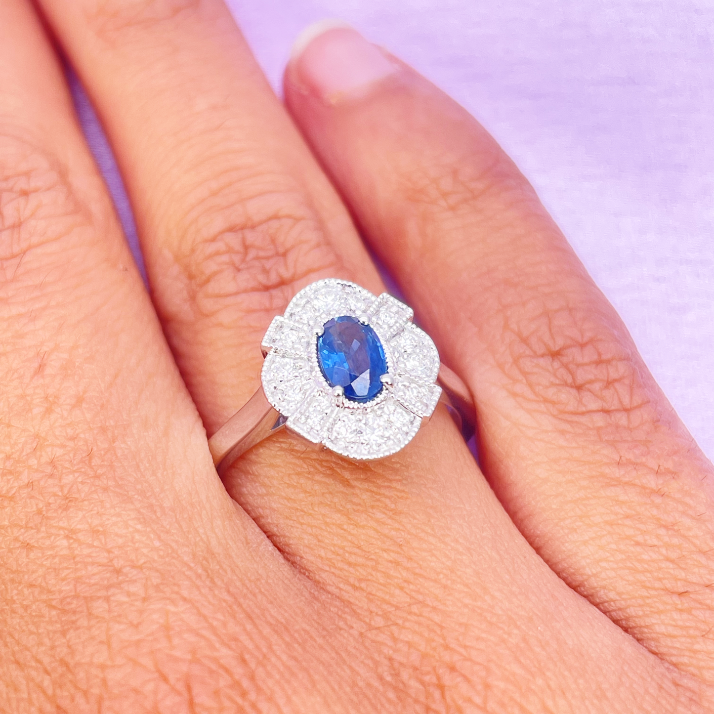 18 Karat Weißgold Ring mit ovalem blauem Saphir, Diamanten und Milgrain-Verzierung 0,65ct