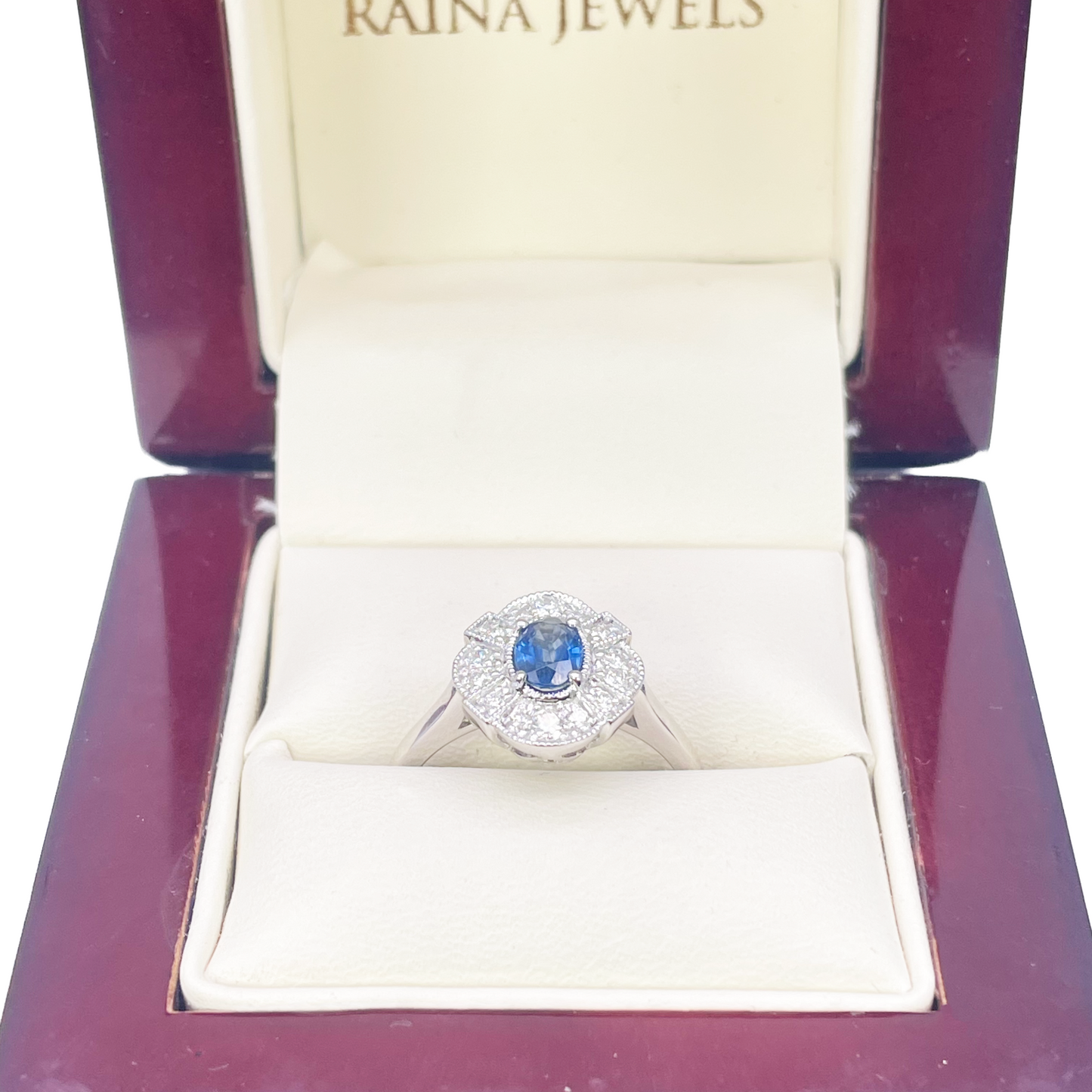 18 Karat Weißgold Ring mit ovalem blauem Saphir, Diamanten und Milgrain-Verzierung 0,65ct