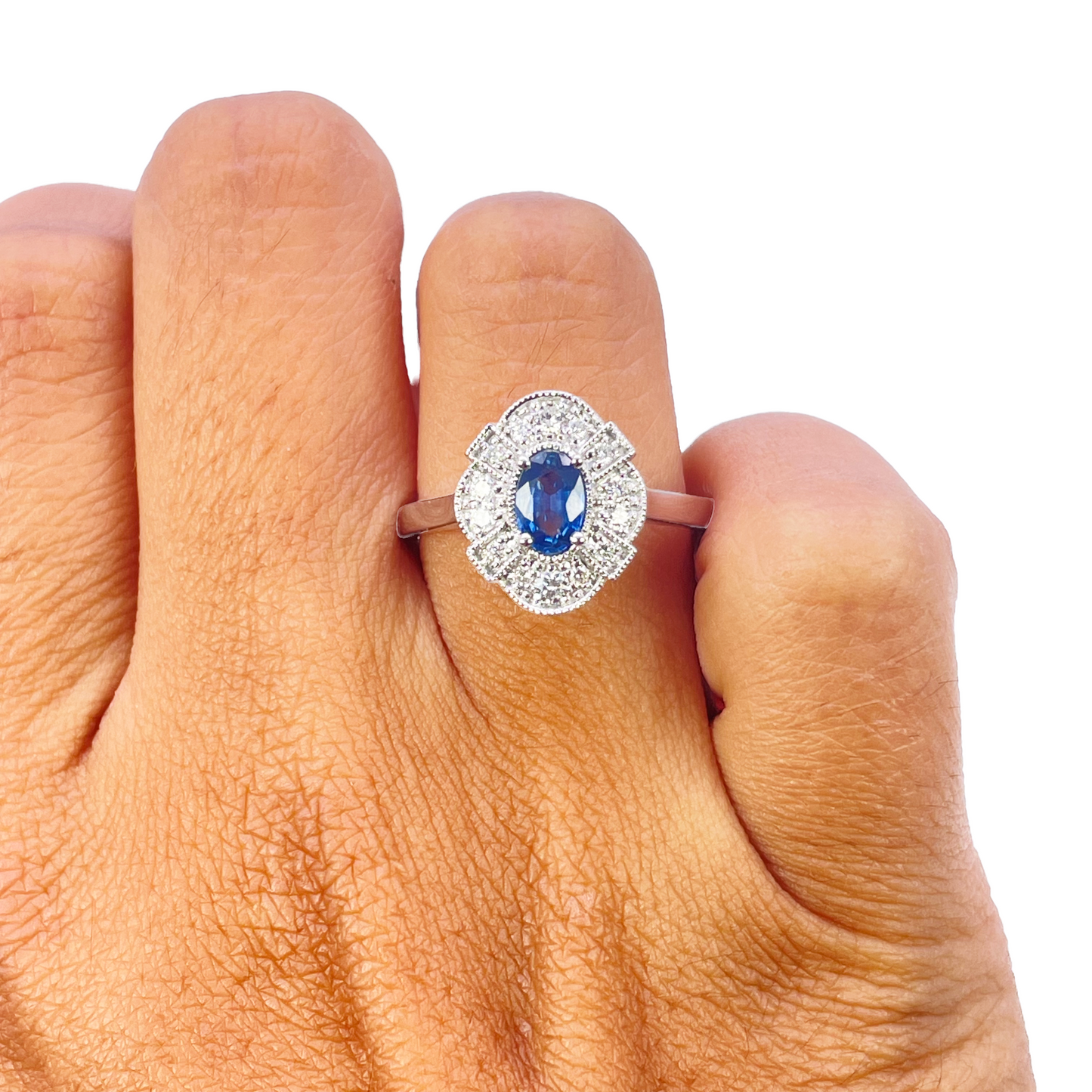 18 Karat Weißgold Ring mit ovalem blauem Saphir, Diamanten und Milgrain-Verzierung 0,65ct