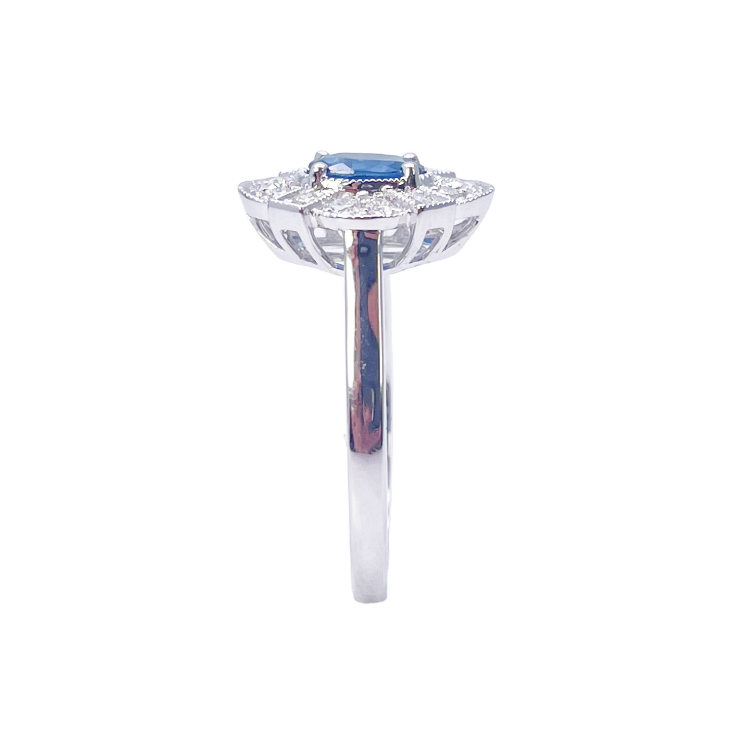 18 Karat Weißgold Ring mit ovalem blauem Saphir, Diamanten und Milgrain-Verzierung 0,65ct