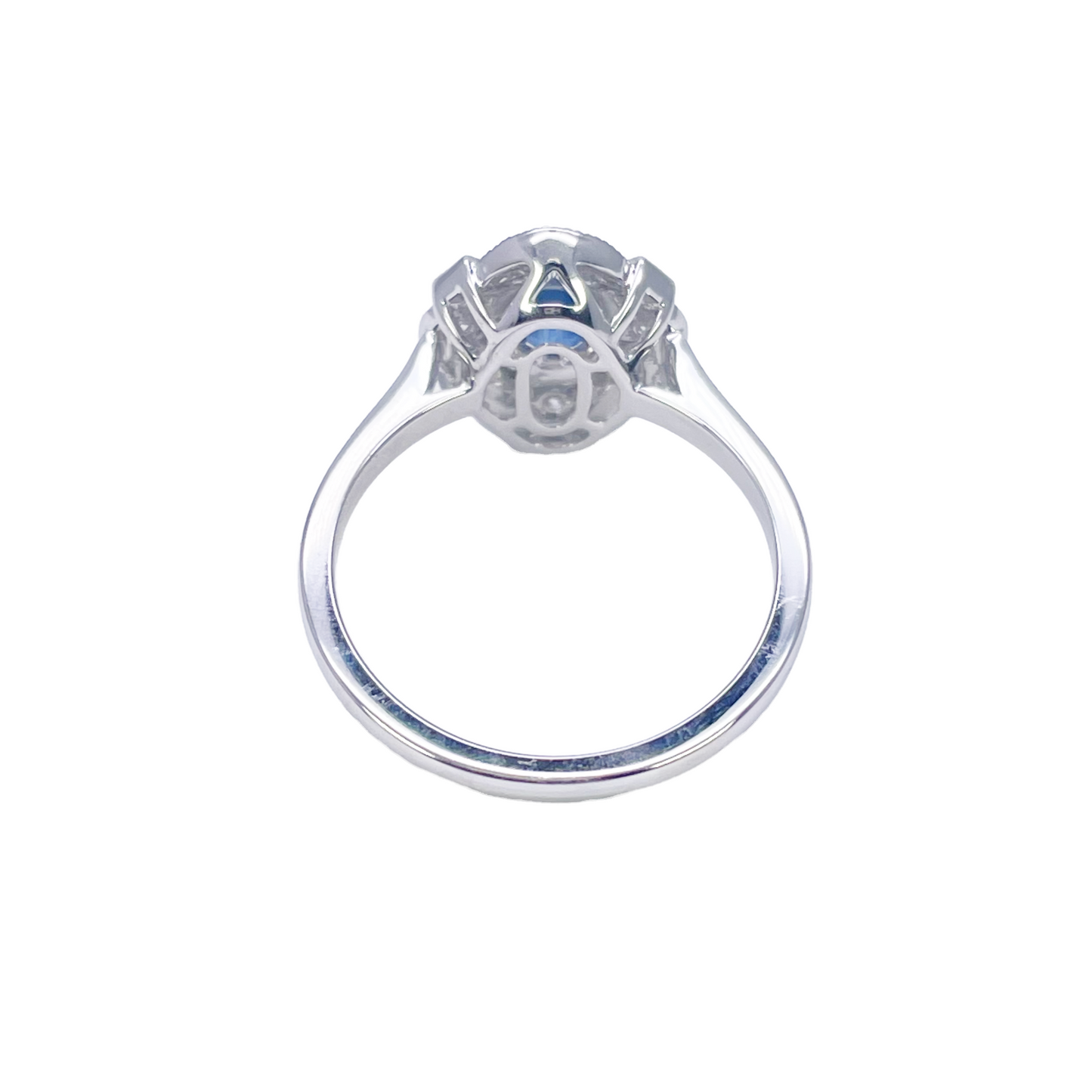 18 Karat Weißgold Ring mit ovalem blauem Saphir, Diamanten und Milgrain-Verzierung 0,65ct