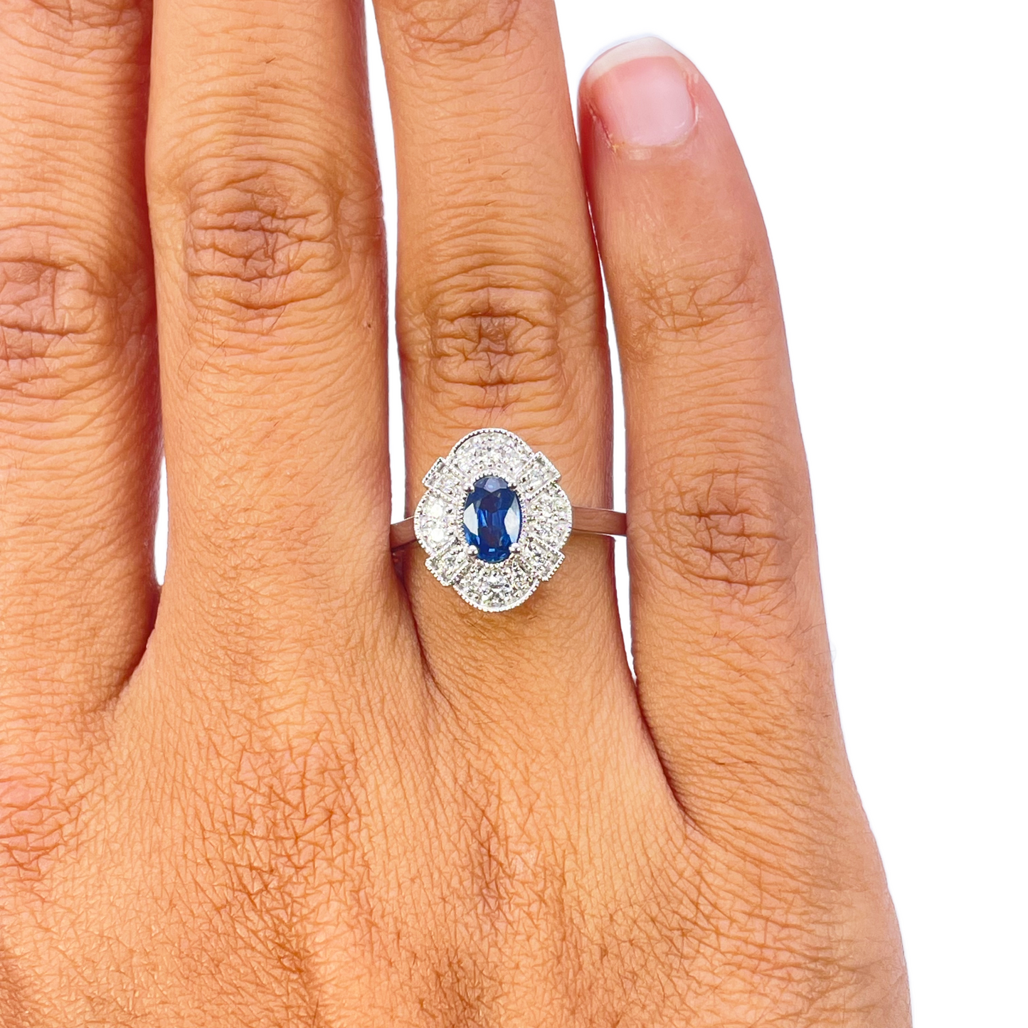 18 Karat Weißgold Ring mit ovalem blauem Saphir, Diamanten und Milgrain-Verzierung 0,65ct