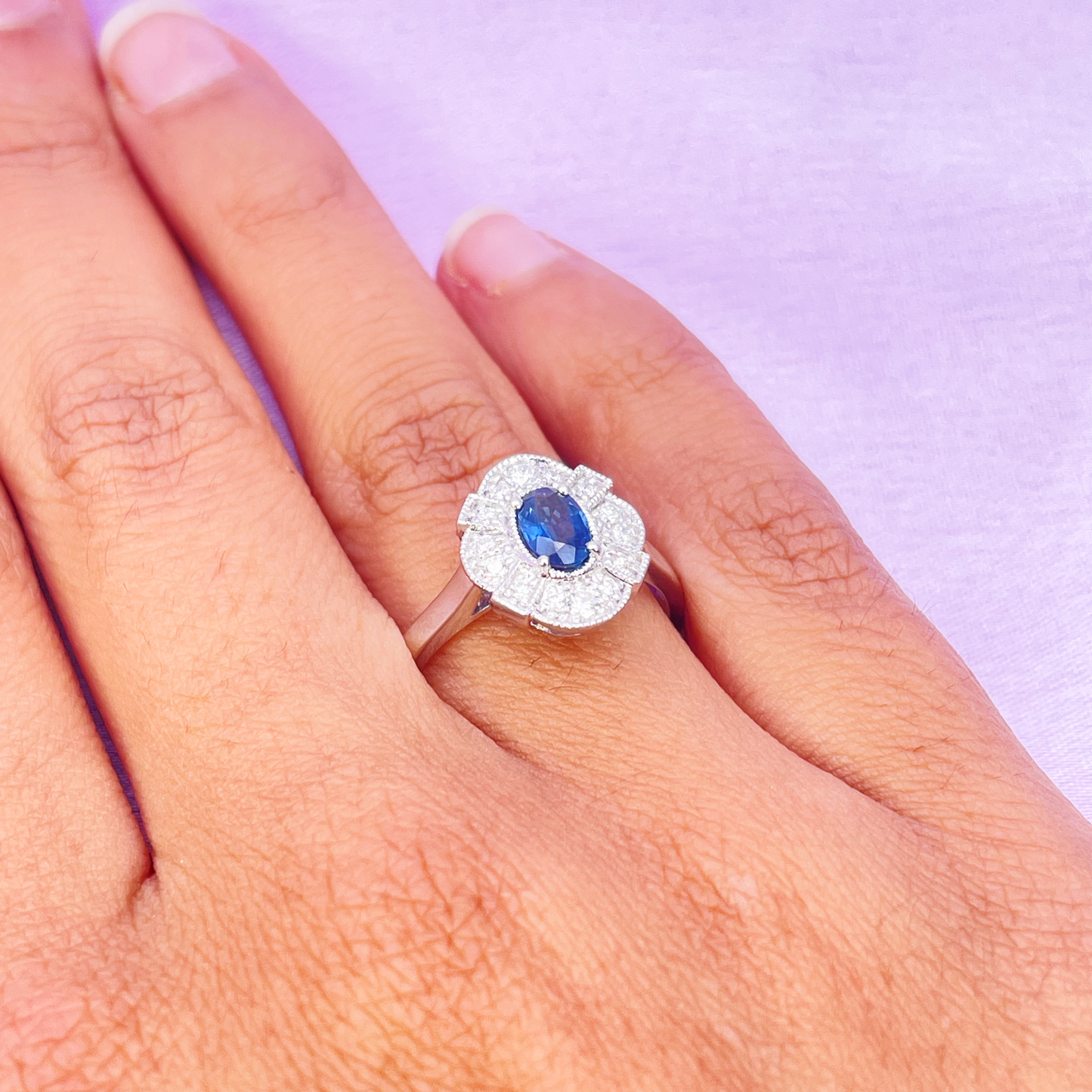 18 Karat Weißgold Ring mit ovalem blauem Saphir, Diamanten und Milgrain-Verzierung 0,65ct