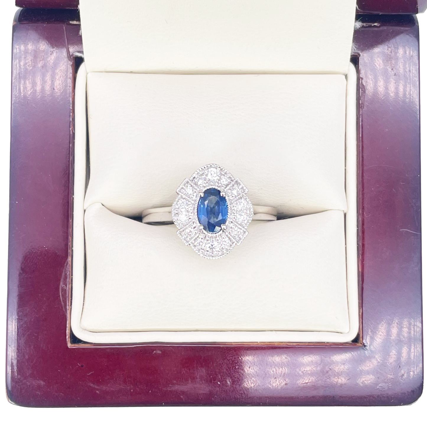 18 Karat Weißgold Ring mit ovalem blauem Saphir, Diamanten und Milgrain-Verzierung 0,65ct