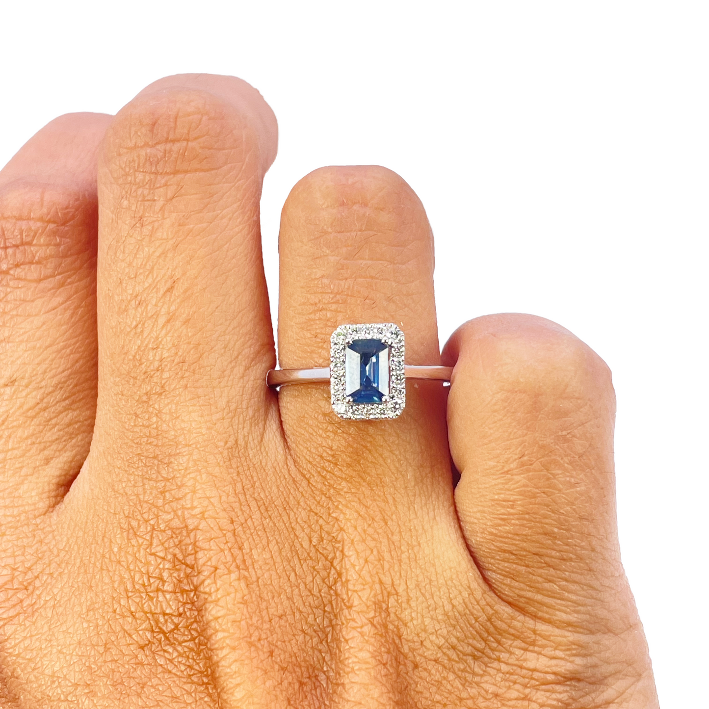 Ring aus 18 Karat Weißgold mit blauem Saphir im Emeraldschliff und Diamant-Halo, 0,79 Karat