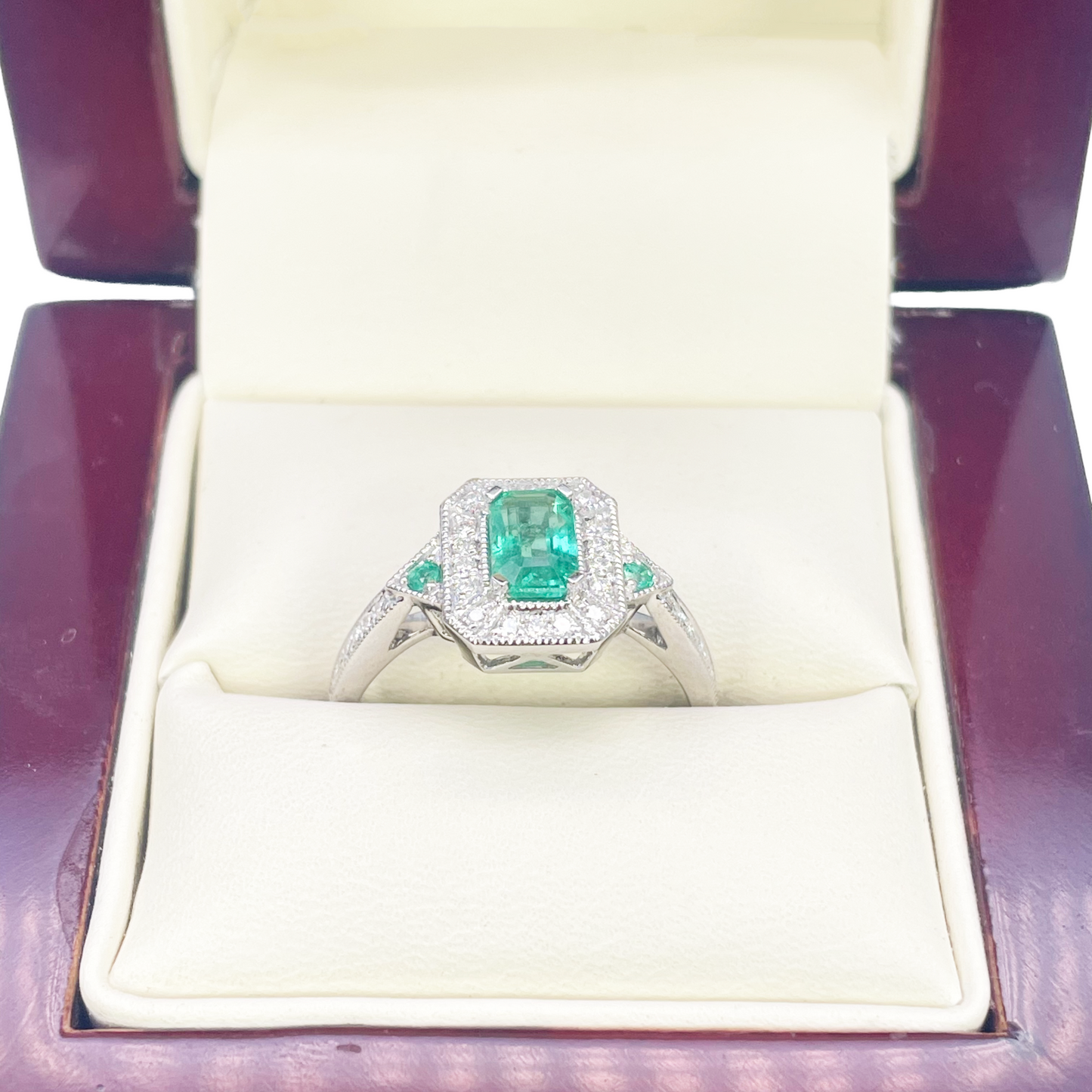 18 Karat Gold Ring mit Natur-Smaragd, Diamanten im Rund- und Smaragdschliff, 0,80 Karat
