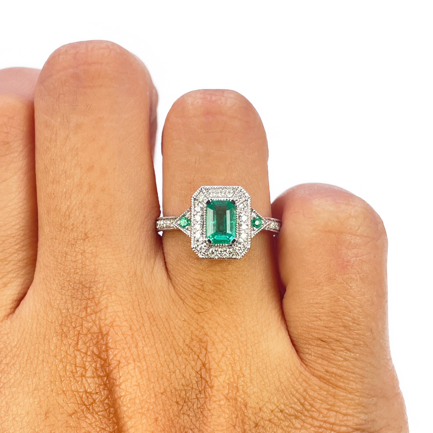18 Karat Gold Ring mit Natur-Smaragd, Diamanten im Rund- und Smaragdschliff, 0,80 Karat