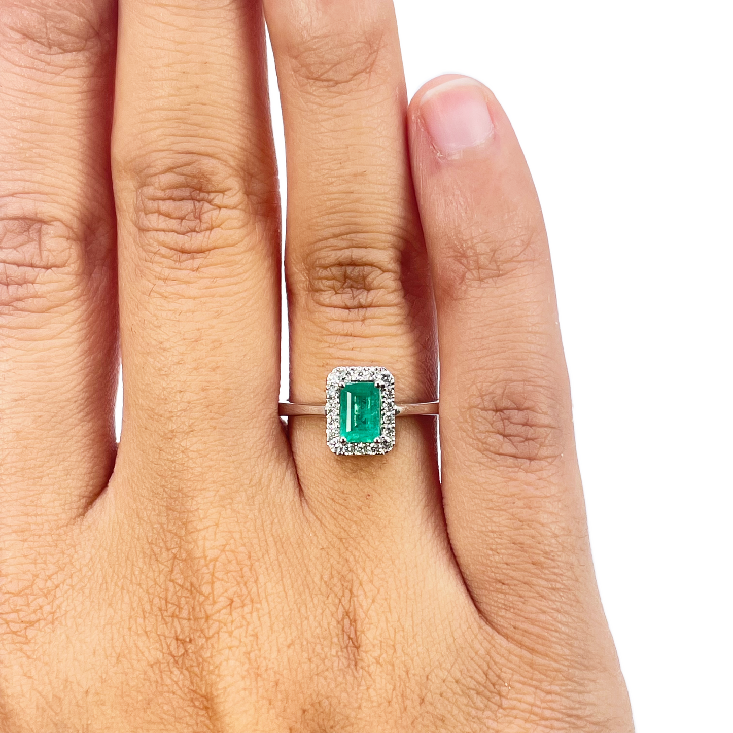 18 Karat Gold Ring mit natürlichem Smaragd, Diamant-Halo, runder und Smaragdschliff 0,70 Karat