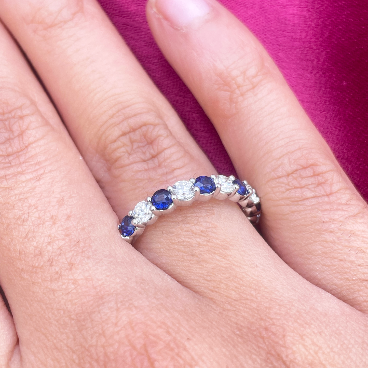 18 Karat Gold Ring mit natürlichen, runden Diamanten & Saphiren, halb Memory-Ring, stapelbar, 1.20 Karat