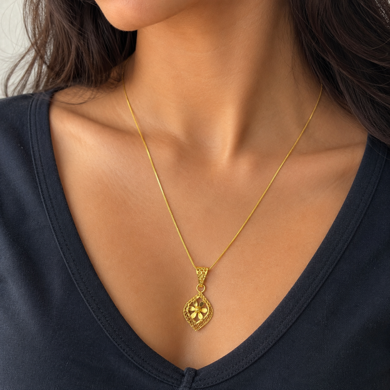 22ct Yellow Gold Diamond Cut Open Lattice Rhombus Daisy Floral Pendant